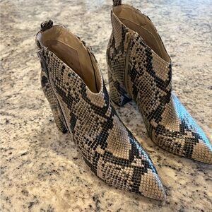 MARC FISHER RETTA BLOCK HEEL ANKLE BOOTS SNAKE PRINT SIZE 8 1/2M-EXCELLENT